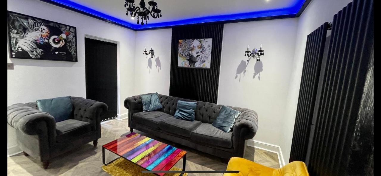 4 Bed 4 Bath House With Free Parking, 5 Mins To Lfc And 15 Mins To City Centre ลิเวอร์พูล ภายนอก รูปภาพ