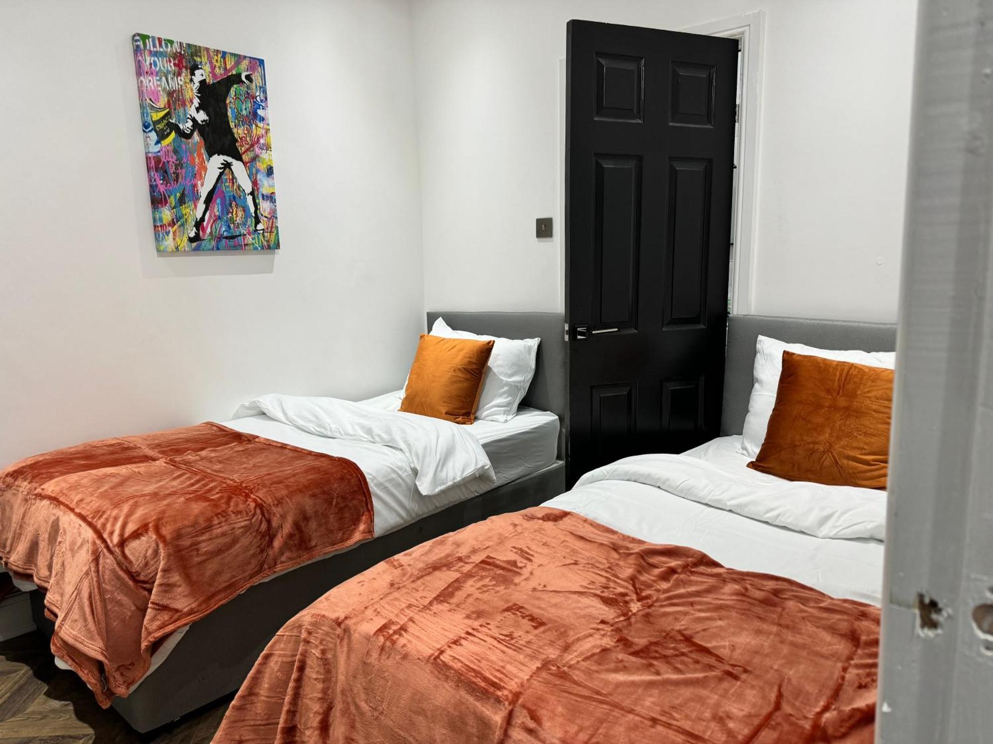 4 Bed 4 Bath House With Free Parking, 5 Mins To Lfc And 15 Mins To City Centre ลิเวอร์พูล ภายนอก รูปภาพ